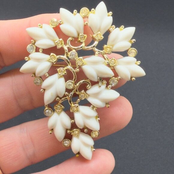 Vintage Bogoff Brooch White Lucite Rhinestone Large - Picture 8 of 10